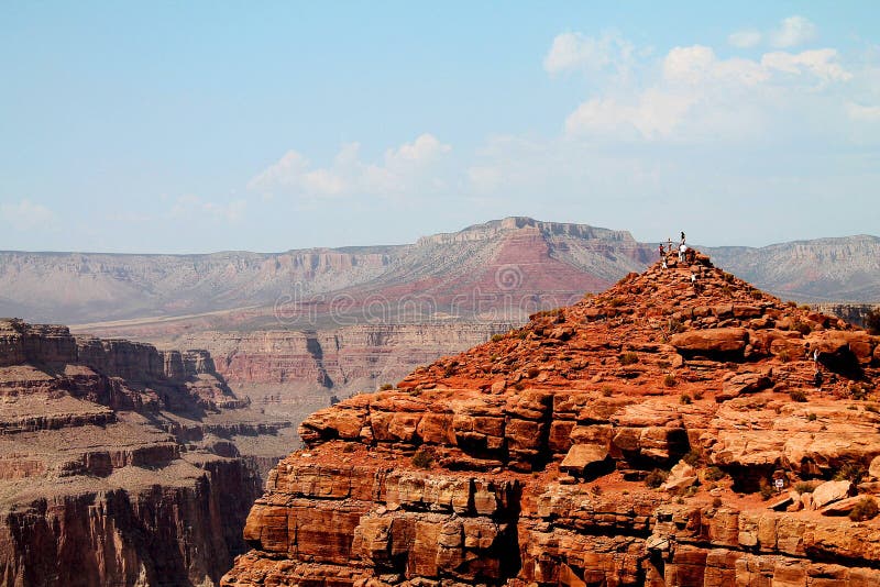 Mensen die Grand Canyon vanuit een rotsachtig gezichtspunt overzien royalty-vrije stock foto Mensen die Grand Canyon vanuit een rotsachtig gezichtspunt overzien royalty-vrije stock foto