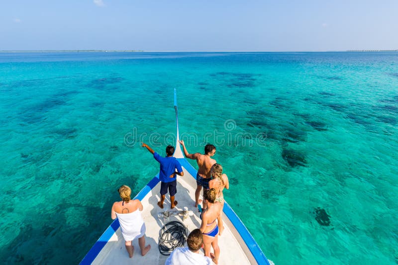 Mensen die het overzees van houten boot Dhoni in het eiland van de Maldiven, tropische aardachtergrond bekijken stock afbeeldingen Mensen die het overzees van houten boot Dhoni in het eiland van de Maldiven, tropische aardachtergrond bekijken stock afbeeldingen