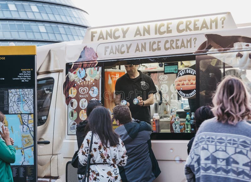 Mensen die ijs kopen van Mr. Whippy van by Tower Bridge, Londen, Verenigd Koninkrijk stock afbeelding Mensen die ijs kopen van Mr. Whippy van by Tower Bridge, Londen, Verenigd Koninkrijk stock afbeelding