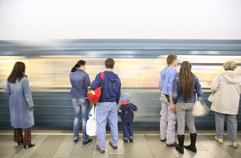 mensen die metro wachten stock afbeelding mensen die metro wachten stock afbeelding