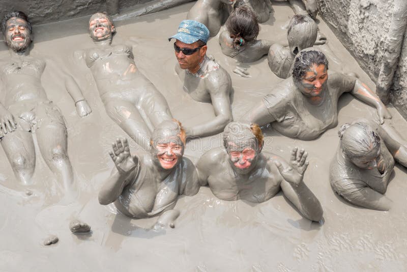 Mensen die Modderbad in Krater van Totumo Volcano Near Cartagen nemen