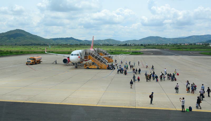 Mensen die naar het vliegtuig bij de luchthaven in Haiphong, Vietnam gaan royalty-vrije stock afbeeldingen Mensen die naar het vliegtuig bij de luchthaven in Haiphong, Vietnam gaan royalty-vrije stock afbeeldingen