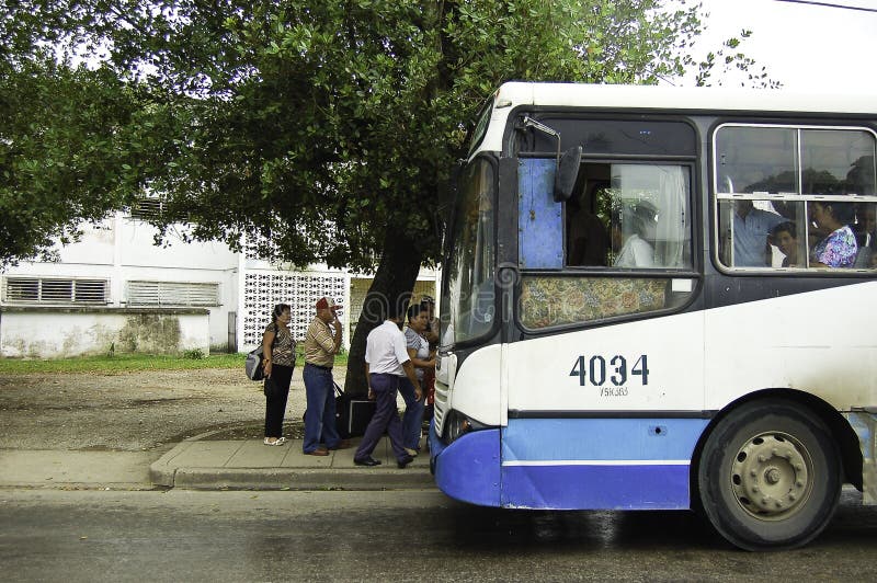 Mensen die op de bus in Havana krijgen stock foto's Mensen die op de bus in Havana krijgen stock foto's