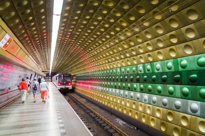 Mensen die op de ondergrondse metro in Praag lopen royalty-vrije stock afbeelding Mensen die op de ondergrondse metro in Praag lopen royalty-vrije stock afbeelding