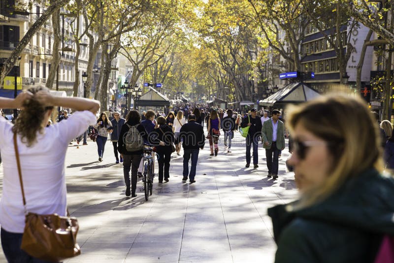 Mensen die op de straat van La Rambla in Barcelona lopen stock foto's Mensen die op de straat van La Rambla in Barcelona lopen stock foto's