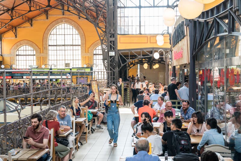 Mensen die op een voedselhof eten op een Centrale Marktzaal in Budap royalty-vrije stock afbeeldingen Mensen die op een voedselhof eten op een Centrale Marktzaal in Budap royalty-vrije stock afbeeldingen