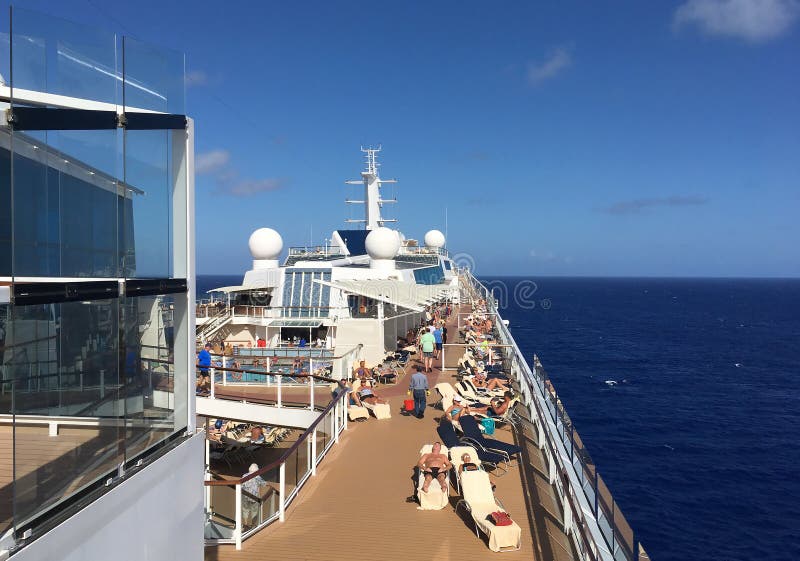 Mensen die op het Dek van een Cruiseschip zonnebaden die op zee reizen stock afbeelding Mensen die op het Dek van een Cruiseschip zonnebaden die op zee reizen stock afbeelding