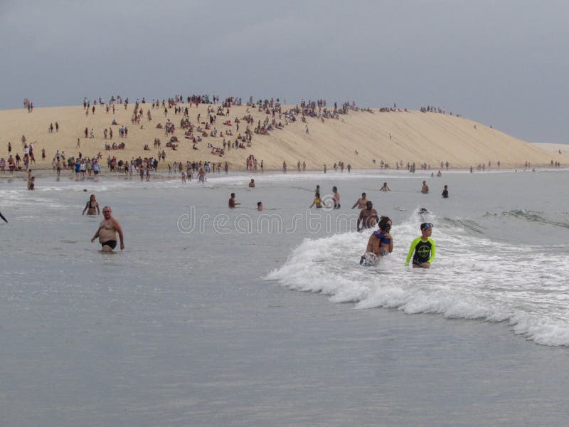 Mensen die op het duin van Jericoacoara zitten om de zonsondergang te zien stock fotografie Mensen die op het duin van Jericoacoara zitten om de zonsondergang te zien stock fotografie