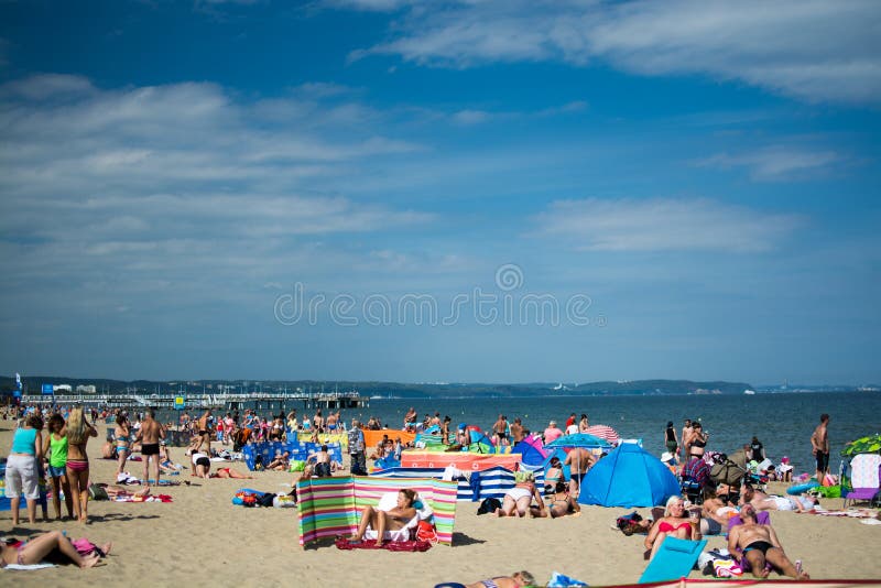 Mensen die op het strand ontspannen stock foto Mensen die op het strand ontspannen stock foto