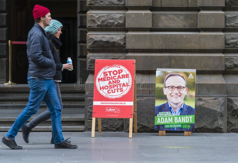 Mensen die passtemlokaal in Melbourne lopen tijdens Australische federale verkiezing 2016 royalty-vrije stock foto's Mensen die passtemlokaal in Melbourne lopen tijdens Australische federale verkiezing 2016 royalty-vrije stock foto's