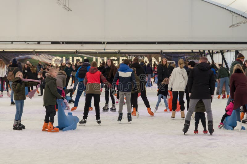Mensen die plezier hebben in de schaatsbaan van Rotterdam royalty-vrije stock fotografie Mensen die plezier hebben in de schaatsbaan van Rotterdam royalty-vrije stock fotografie