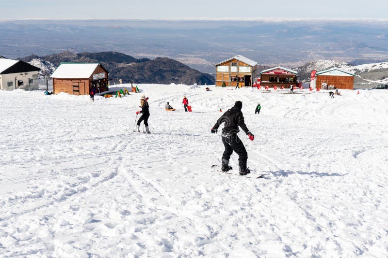 Mensen die pret hebben die wintersporten in Sierra Nevada doen stock fotografie Mensen die pret hebben die wintersporten in Sierra Nevada doen stock fotografie
