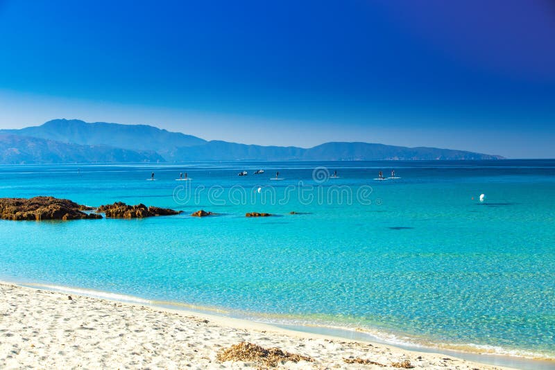 Mensen die pret op tribune op peddelraad hebben dichtbij Sagone op het eiland van Corsica, Frankrijk royalty-vrije stock foto Mensen die pret op tribune op peddelraad hebben dichtbij Sagone op het eiland van Corsica, Frankrijk royalty-vrije stock foto