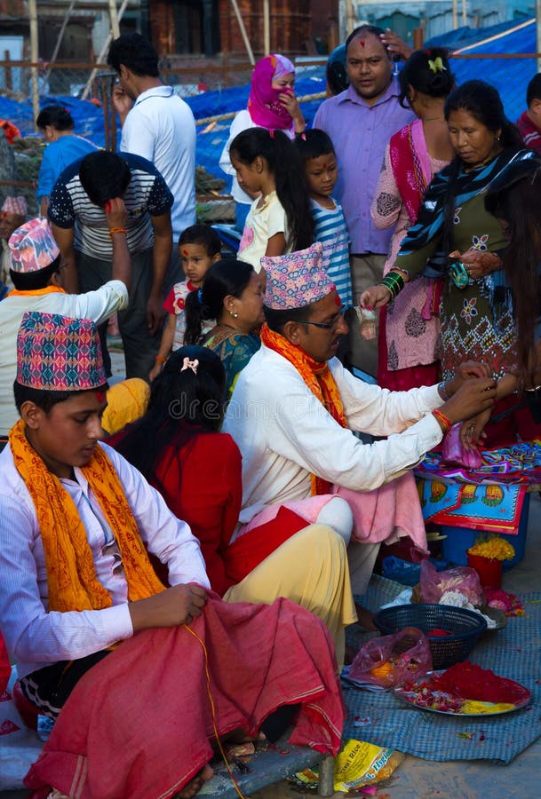 Mensen die Rakshya Bandhan van de Brahmaanpriesters ontvangen op Januari royalty-vrije stock foto Mensen die Rakshya Bandhan van de Brahmaanpriesters ontvangen op Januari royalty-vrije stock foto