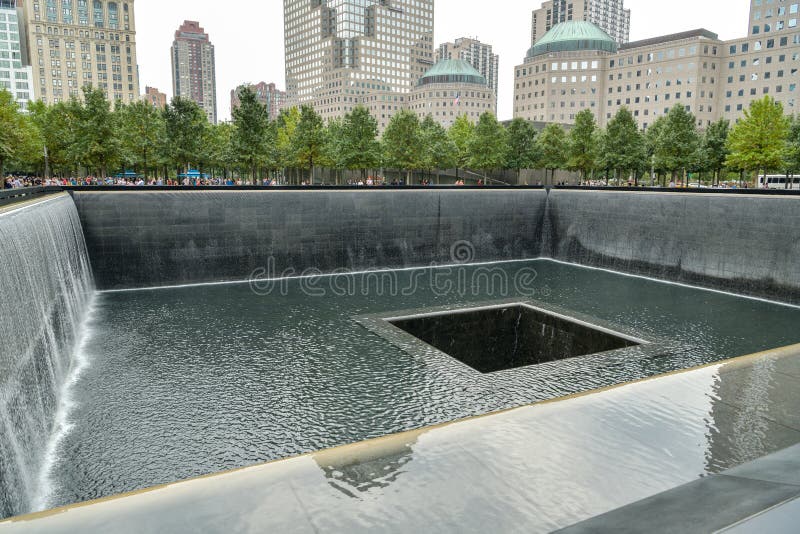 Mensen die rond één van de 9/11 herdenkingspools in de Stad van New York lopen stock foto's Mensen die rond één van de 9/11 herdenkingspools in de Stad van New York lopen stock foto's