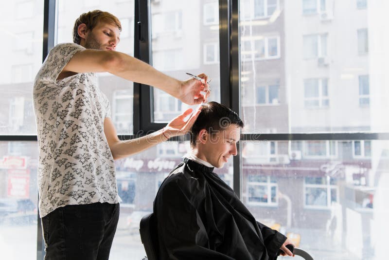 Mensen ` die s en in een van het kapperswinkel of haar salon hairstyling haircutting stock foto's Mensen ` die s en in een van het kapperswinkel of haar salon hairstyling haircutting stock foto's