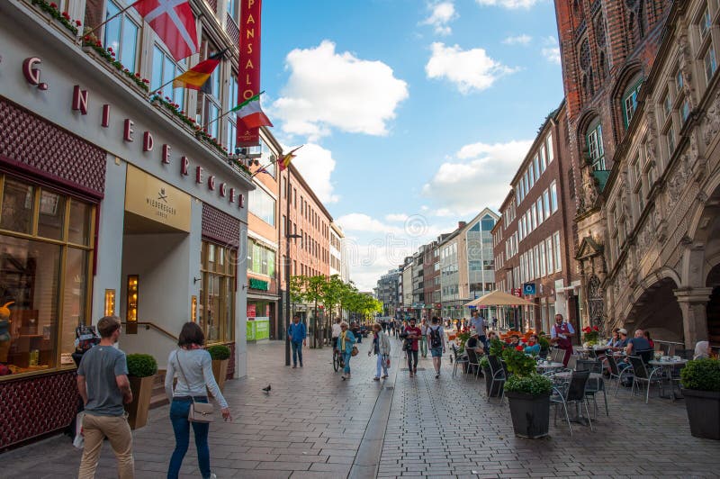 Mensen die van de dag in een kleine stadsstree genieten royalty-vrije stock foto Mensen die van de dag in een kleine stadsstree genieten royalty-vrije stock foto