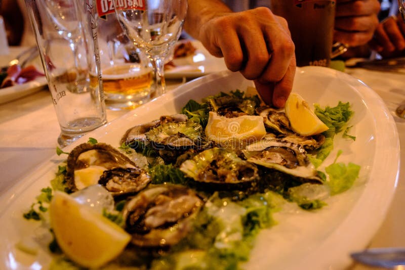 Mensen die van een plaat van gekookte oesters eten stock foto's Mensen die van een plaat van gekookte oesters eten stock foto's