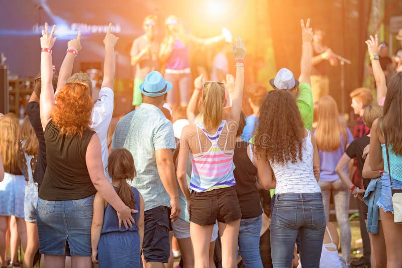 Mensen die van verschillende leeftijden van een in openlucht muziek, cultuur, gebeurtenis, festival genieten royalty-vrije stock fotografie Mensen die van verschillende leeftijden van een in openlucht muziek, cultuur, gebeurtenis, festival genieten royalty-vrije stock fotografie
