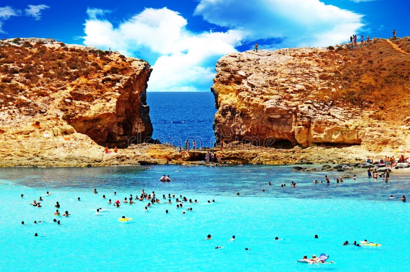 Mensen die in verbazende turkooise blauwe overzees baden stock foto Mensen die in verbazende turkooise blauwe overzees baden stock foto