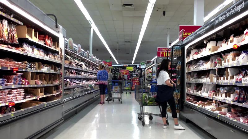 Mensen die vers vlees binnen Walmart-opslag zoeken