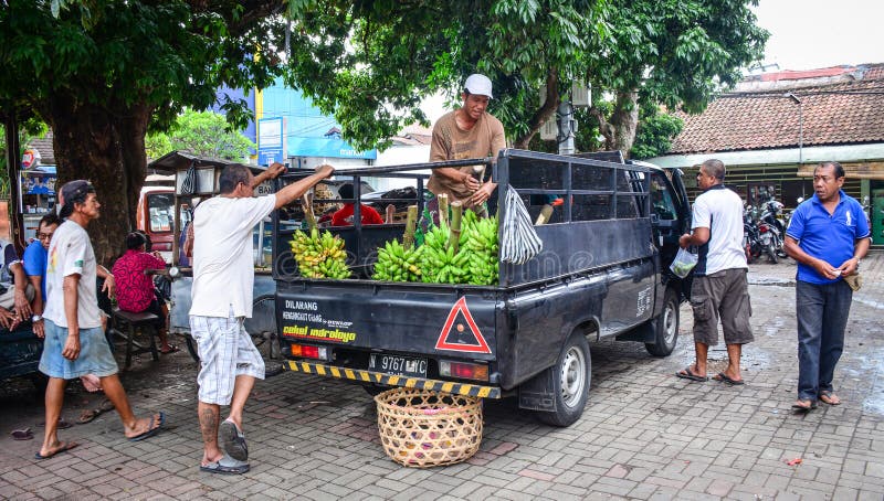 Mensen die verse vruchten dragen aan de markt in Bali, Indonesië stock fotografie Mensen die verse vruchten dragen aan de markt in Bali, Indonesië stock fotografie