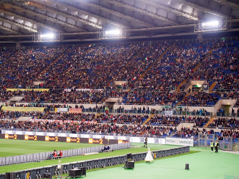Mensen die voetbalwedstrijd bijwonen op Stadion royalty-vrije stock fotografie Mensen die voetbalwedstrijd bijwonen op Stadion royalty-vrije stock fotografie