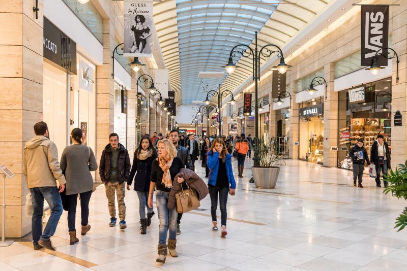 Mensen die voor Kerstmis in Luxewinkelcomplex winkelen stock foto Mensen die voor Kerstmis in Luxewinkelcomplex winkelen stock foto