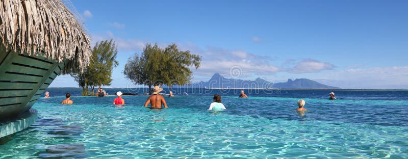 Mensen in een prachtige pool voor de oceaan royalty-vrije stock afbeeldingen Mensen in een prachtige pool voor de oceaan royalty-vrije stock afbeeldingen