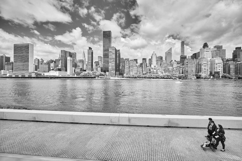 Mensen in Franklin D Roosevelt Four Freedoms Park-promenade met de grote horizon van New York royalty-vrije stock afbeelding Mensen in Franklin D Roosevelt Four Freedoms Park-promenade met de grote horizon van New York royalty-vrije stock afbeelding