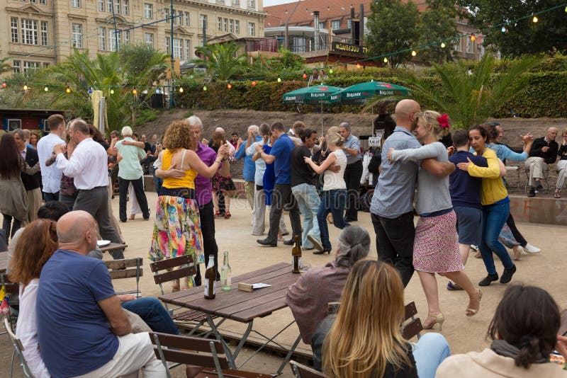 Mensen het dansen salsa in openlucht bij stadsvierkant op één van vele de zomergebeurtenissen in Berlijn, Duitsland op 28 van sep stock fotografie Mensen het dansen salsa in openlucht bij stadsvierkant op één van vele de zomergebeurtenissen in Berlijn, Duitsland op 28 van sep stock fotografie