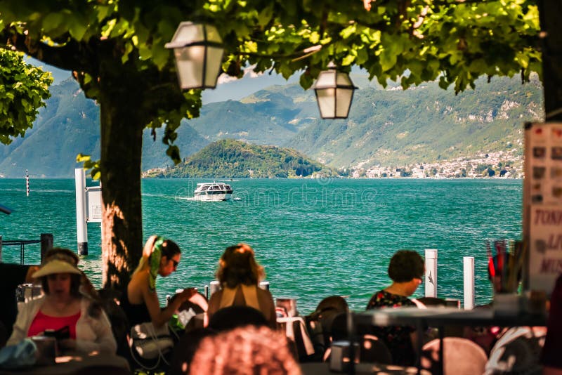 Mensen in het restaurant op de Como-meren