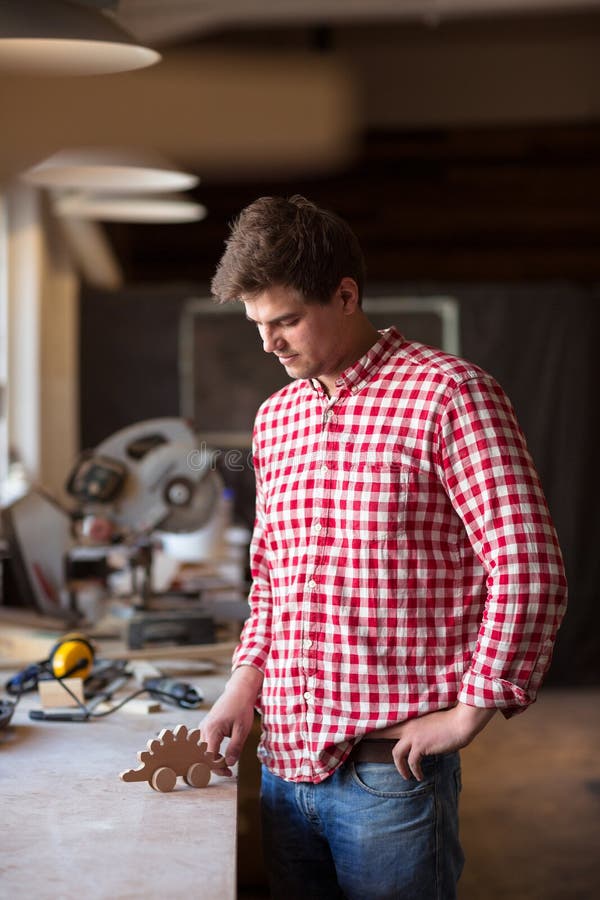Mensen hoofdtimmerman met houten die stuk speelgoed met uw handen wordt gemaakt, woodw stock foto's Mensen hoofdtimmerman met houten die stuk speelgoed met uw handen wordt gemaakt, woodw stock foto's