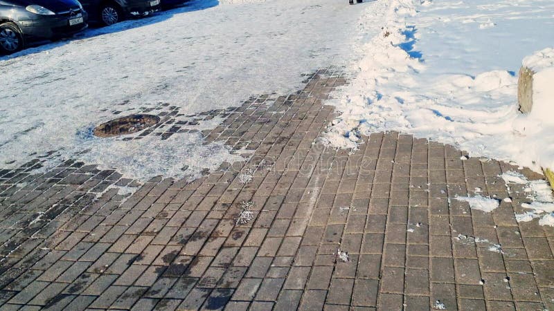 Mensen lopen op straat met sneeuw. begrip