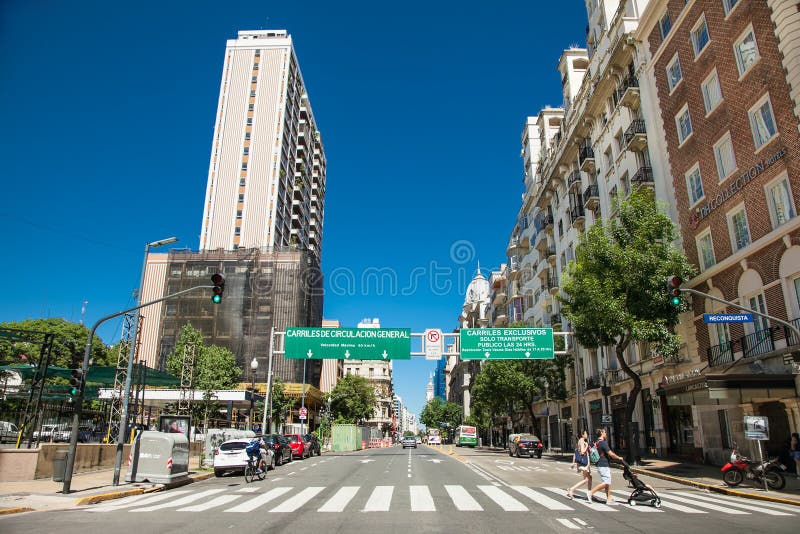 Mensen op de voetgangersoversteekplaats van de straat in Bueno van de binnenstad Aires, Argentinië stock foto Mensen op de voetgangersoversteekplaats van de straat in Bueno van de binnenstad Aires, Argentinië stock foto