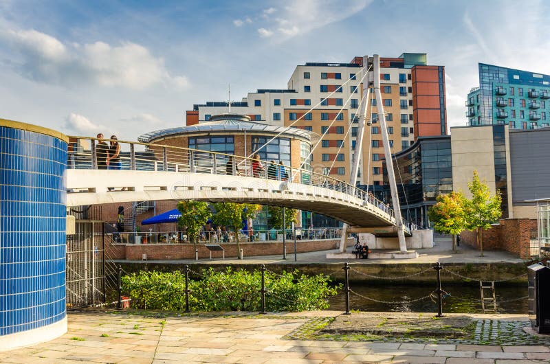 Mensen op een Moderne Voetgangersbrug in Leeds royalty-vrije stock afbeelding Mensen op een Moderne Voetgangersbrug in Leeds royalty-vrije stock afbeelding