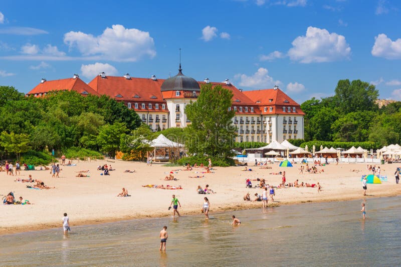 Mensen op het strand van Sopot, Polen royalty-vrije stock afbeeldingen Mensen op het strand van Sopot, Polen royalty-vrije stock afbeeldingen