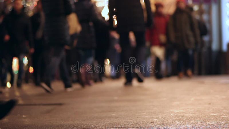 Mensen op stoep Overvol Zebrapad Het stadsleven avond benen asfalt