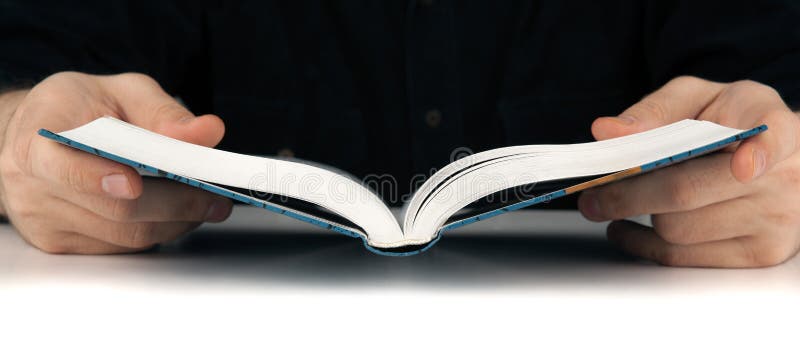 Mensen` s handen en mens die iets in het boek zoeken stock fotografie Mensen` s handen en mens die iets in het boek zoeken stock fotografie