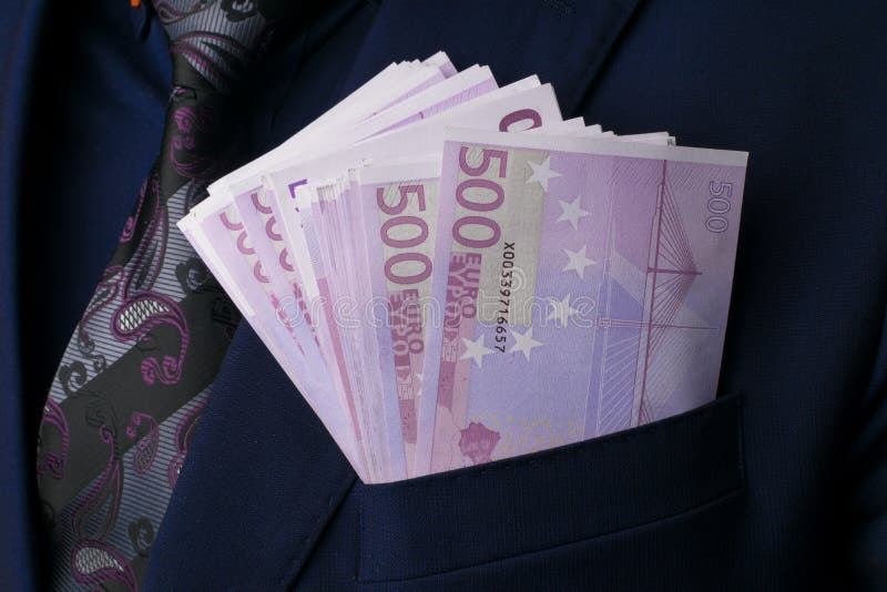 In Mensen` s Kostuums 500 euro Steekpenning en corruptie met euro bankbiljetten royalty-vrije stock afbeelding In Mensen` s Kostuums 500 euro Steekpenning en corruptie met euro bankbiljetten royalty-vrije stock afbeelding