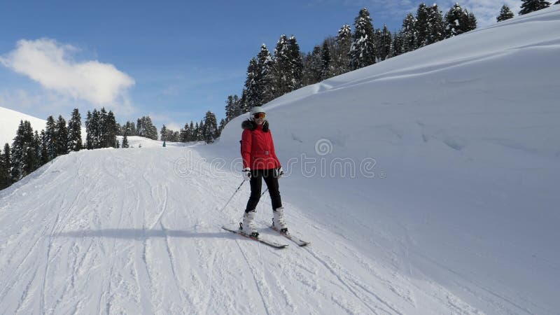 Mensen skiën de sneeuwskipiste in sneeuwbergen in winterzonnig