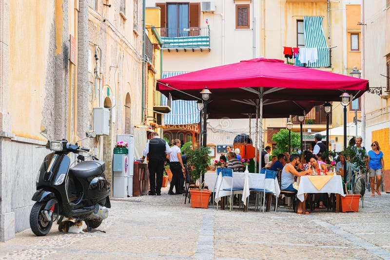Mensen in Straatrestaurant in de oude stad Sicilië van Cefalu