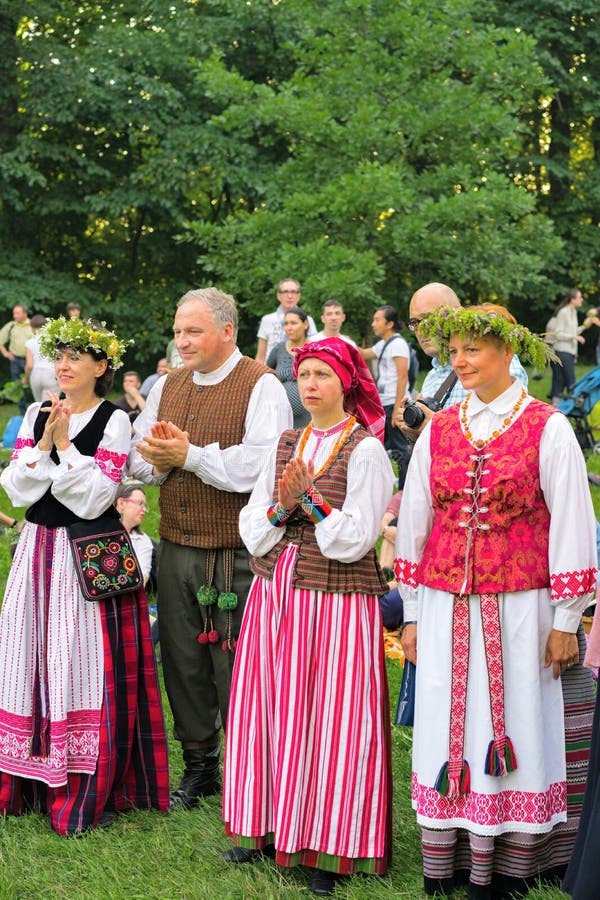 Mensen in traditionele kostuums bij de viering van het de zomerfestival stock fotografie Mensen in traditionele kostuums bij de viering van het de zomerfestival stock fotografie