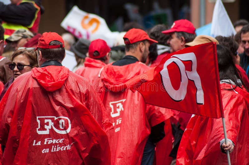 mensen van openbare dienst met vlaggen tegen de lagere lonen protesteren en nieuwe hervormingen die van de overheid met rode vlag royalty-vrije stock foto's mensen van openbare dienst met vlaggen tegen de lagere lonen protesteren en nieuwe hervormingen die van de overheid met rode vlag royalty-vrije stock foto's