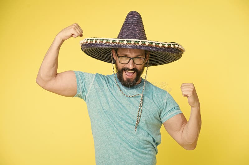 Mensen vrolijk gezicht in sombrerohoed het stellen met sterke het gebaar gele achtergrond van bicepsenspieren Mexicaans partijcon stock afbeelding Mensen vrolijk gezicht in sombrerohoed het stellen met sterke het gebaar gele achtergrond van bicepsenspieren Mexicaans partijcon stock afbeelding