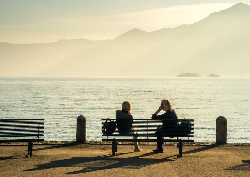 Mensen zijmeer in Locarno, Zwitserland stock foto Mensen zijmeer in Locarno, Zwitserland stock foto