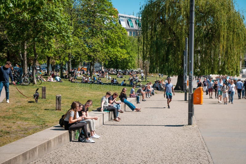 Mensen zitten openlucht op straat en in openbaar park op een de zomerdag in Berlijn stock fotografie Mensen zitten openlucht op straat en in openbaar park op een de zomerdag in Berlijn stock fotografie