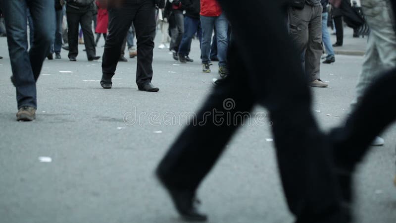 Mensenbenen die in stad lopen