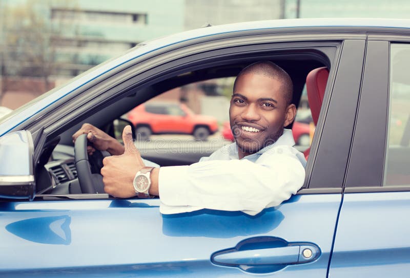 Mensenbestuurder het gelukkige het glimlachen beduimelt tonen opdrijvende sport blauwe auto royalty-vrije stock fotografie Mensenbestuurder het gelukkige het glimlachen beduimelt tonen opdrijvende sport blauwe auto royalty-vrije stock fotografie