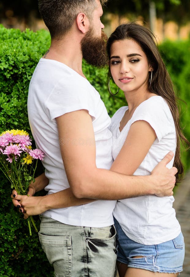 Mensendaling van liefde met schitterend meisje Het sterke romantische gevoel wordt ware liefde Hij zal haar nooit laten gaan Paar royalty-vrije stock foto Mensendaling van liefde met schitterend meisje Het sterke romantische gevoel wordt ware liefde Hij zal haar nooit laten gaan Paar royalty-vrije stock foto